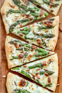 Biała pizza ze szparagami (7 składników)