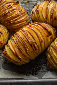 Ziemniaki hasselback z boczkiem i cebulą (5 składników)
