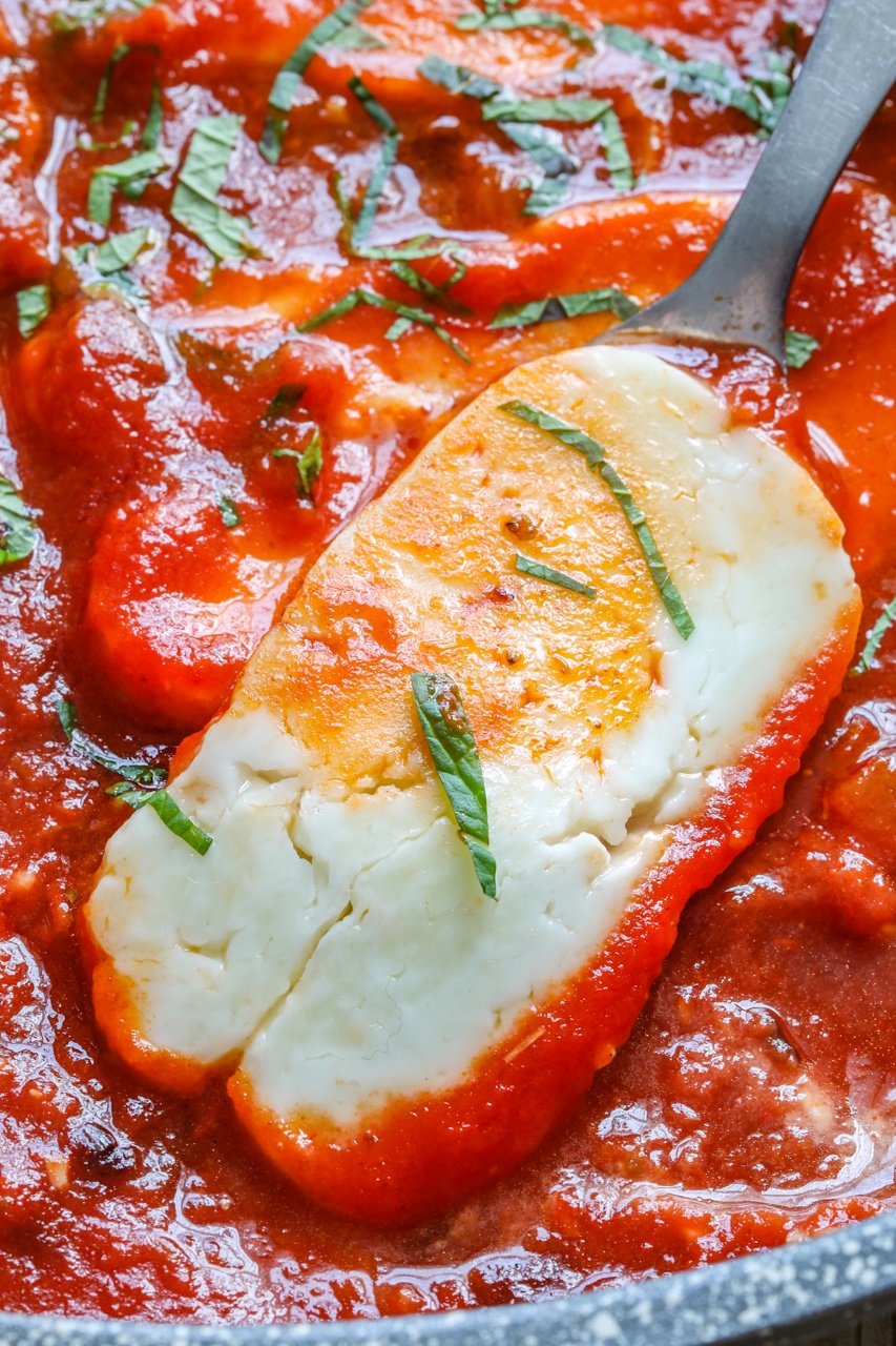 Halloumi w sosie pomidorowym (3 składniki)